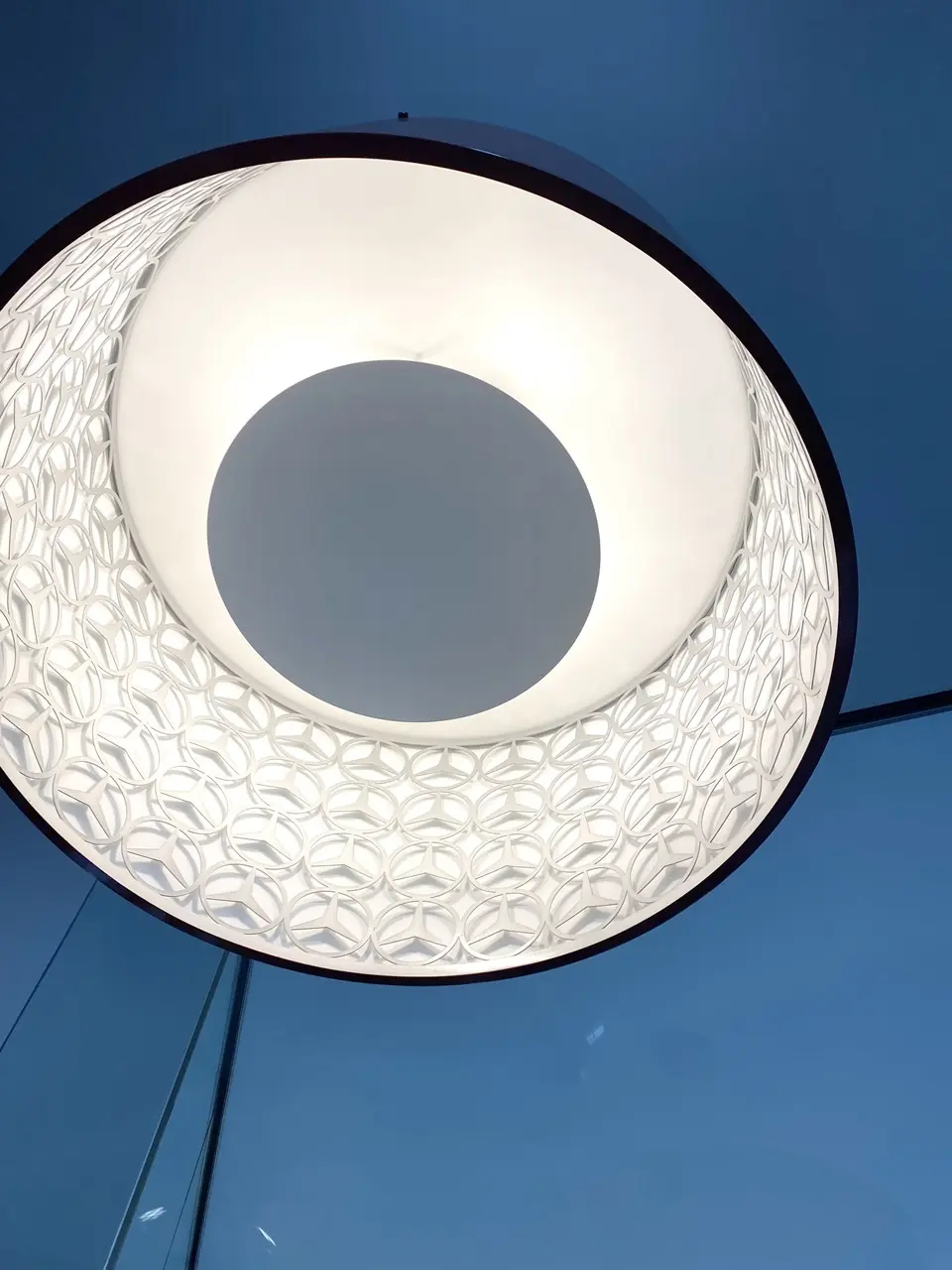 Mercedes me Tokyo UPSTAIRSランプ