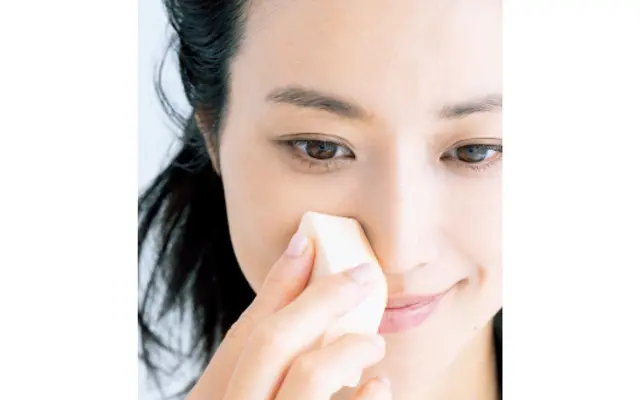 小鼻のきわは、スポンジの角を小鼻のカーブに沿うように当ててなぞる