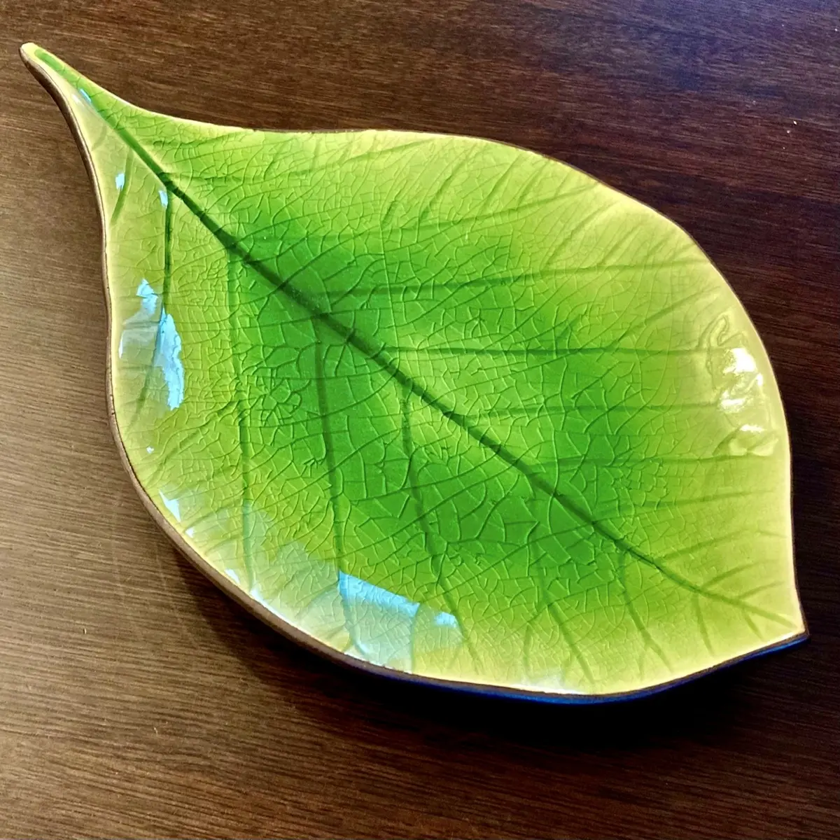 鮮やかなグリーンのリーフ型のセラドン焼き