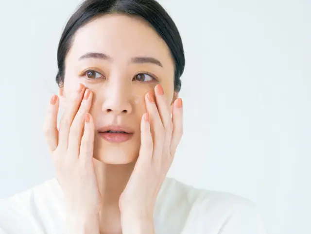 【メイク落とし】2.薬指と中指の腹で、顔の中心から外側に向かってクルクルと小さな円を描きながらなじませる。