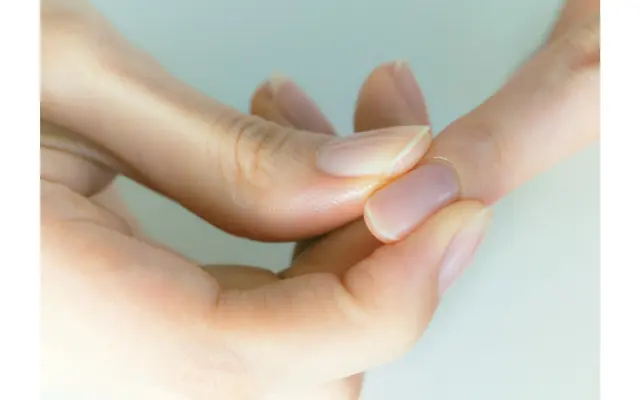 指のわきを押す