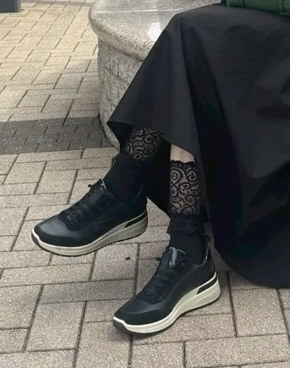 秋のおしゃれは足元から　レザースニーカーの画像_5