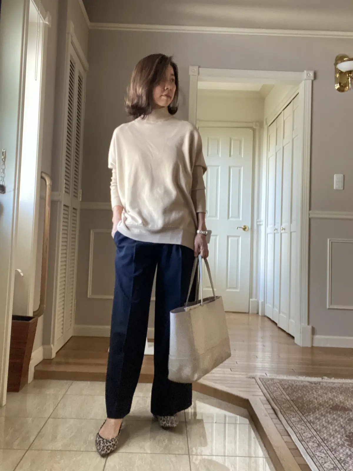 春はベージュの薄手ニットの画像_1