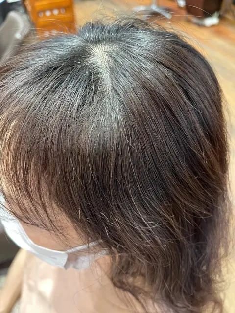 ヘアカラー施術前。パサつきと白髪が目立ってます