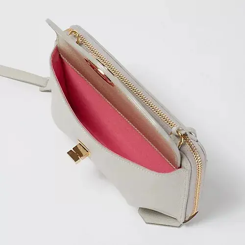 富岡佳子さんがリュクスに着こなす、エクラの画像_3