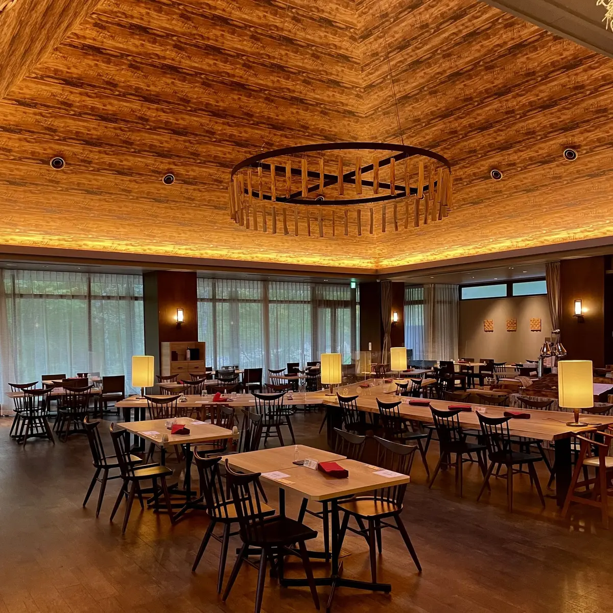 「コートヤード・バイ・マリオット 白馬」内のレストラン「LAVAROCK」店内写真