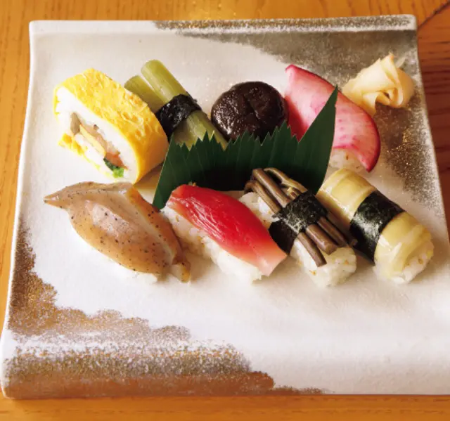 野菜やこんにゃくを具にした高知名物の田舎寿司