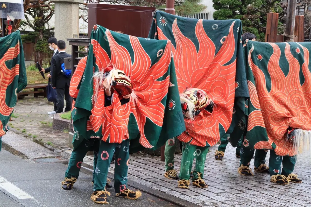 雨模様の春の高山祭の画像_9