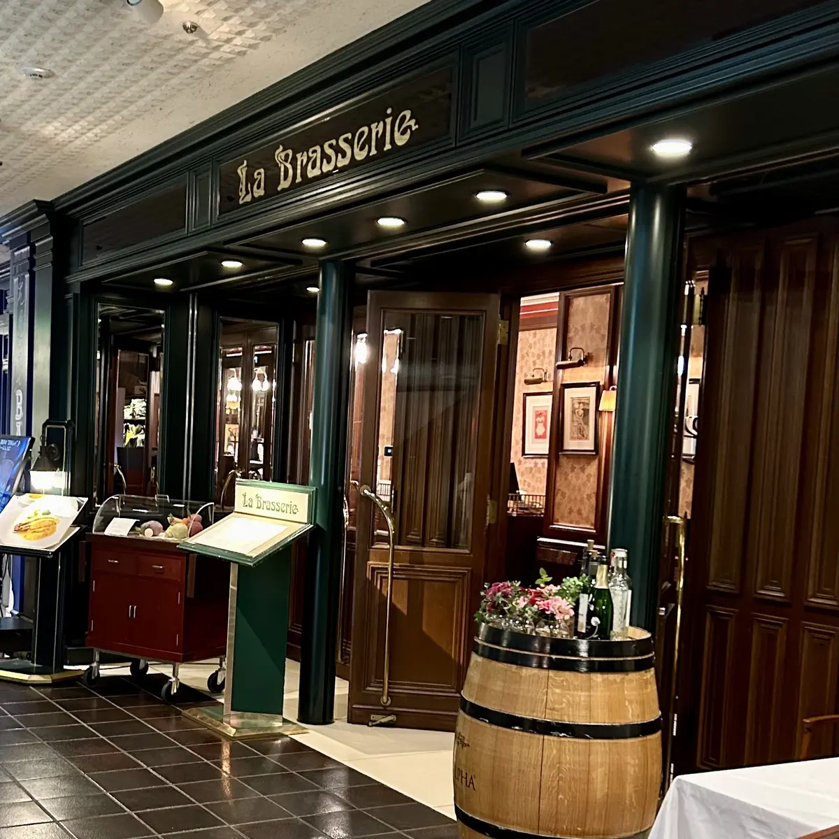 カジュアルな雰囲気で入りやすいラブラスリー