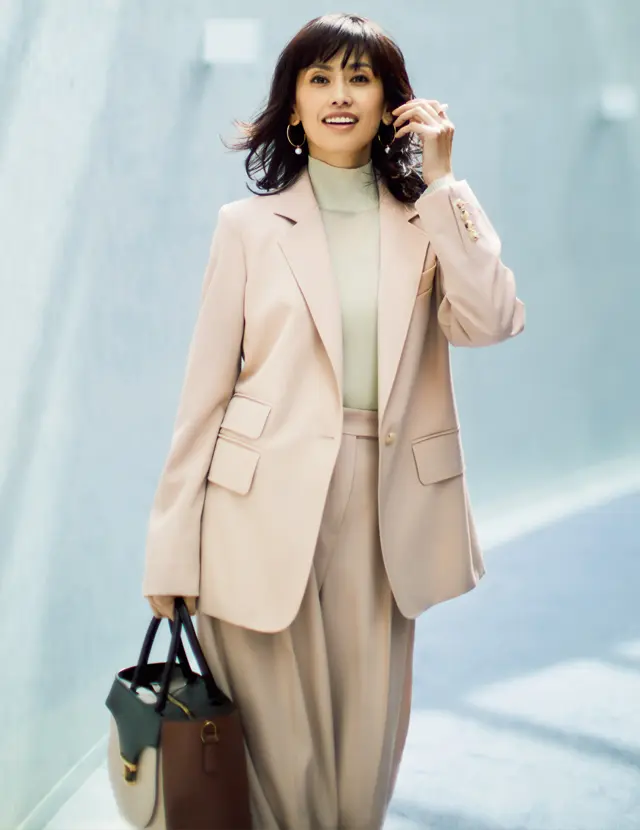 ピンクベージュならマニッシュなパンツスーツもほどよくフェミニンに