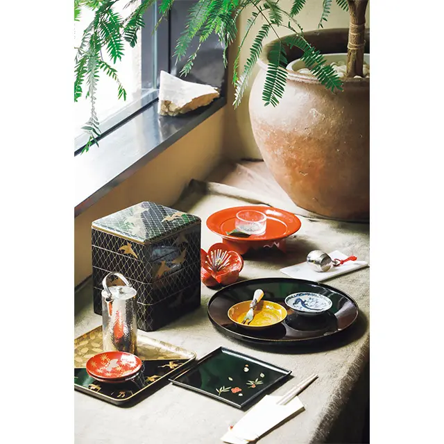 雀が描か れた小ぶりサイズの重箱￥88,000