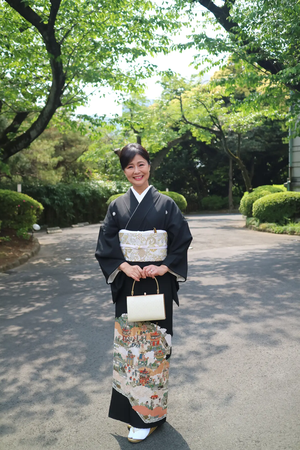 外、庭園、着物、黒留袖、結婚式、結婚式母の服、結婚式母の服装、結婚式服装、母、お正月、ご挨拶、着物バッグ、晴れの日、快晴、晴れ、草履、帯、結婚式帯、結婚式母の帯、足袋、紋付、紋付き、紋付き、着物ゴールドバッグ、着物結婚式バッグ、ゴールドバッグ、シャンパンゴールドバッグ、シャンパンゴールド、母の黒留袖