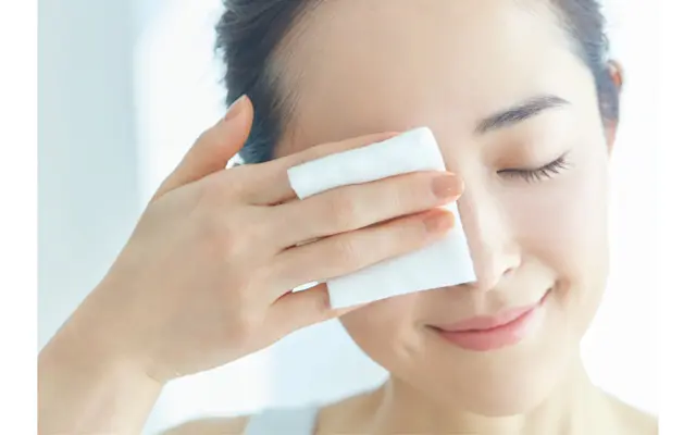 リムーバーを使ったほうが実は簡単。コットンにたっぷり含ませ、目もとに置き、よくなじませる