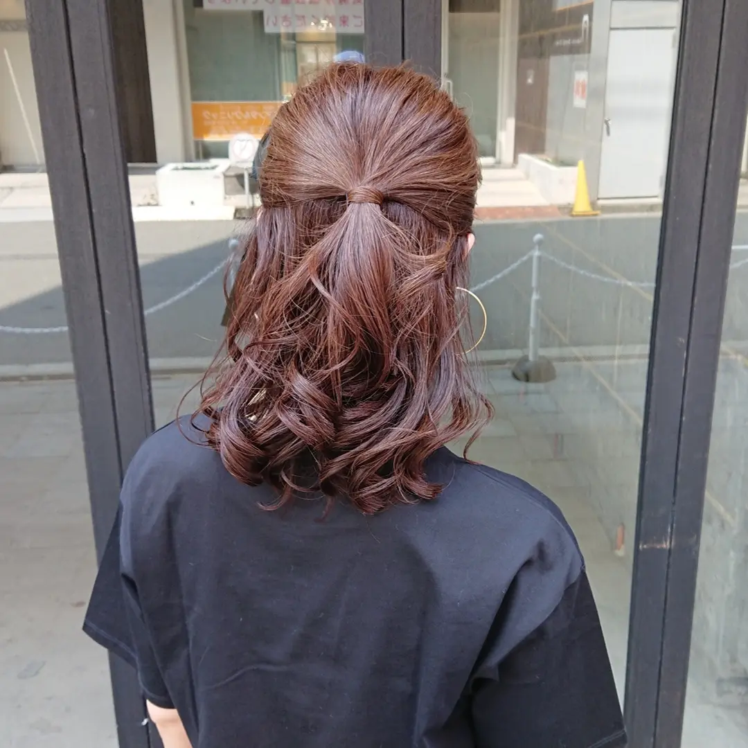 ヘアアレンジ   黒いTシャツ