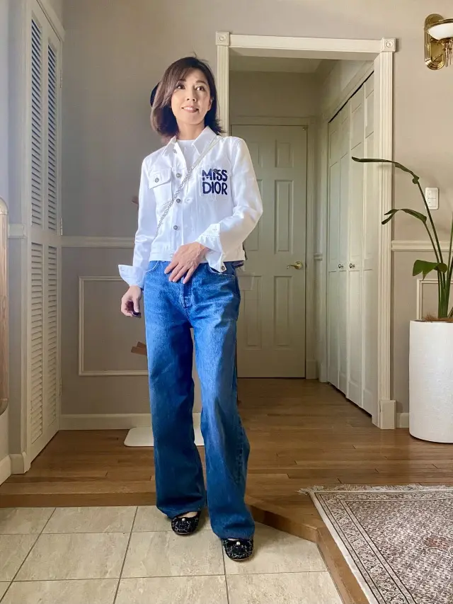 白のデニムジャケットの画像_1