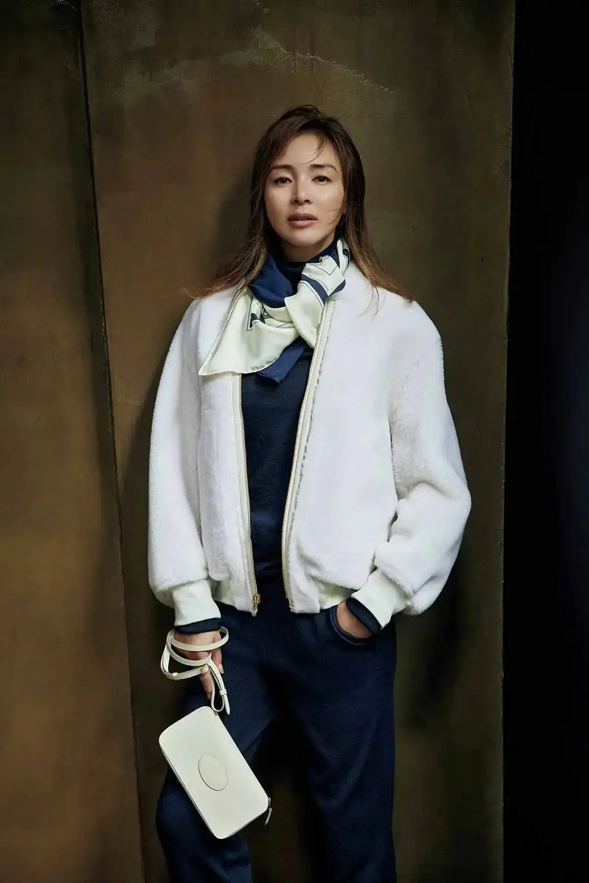 スカーフひとつで上品見え！アウターにもトップスにも映える「40代・50代の冬コーデ」