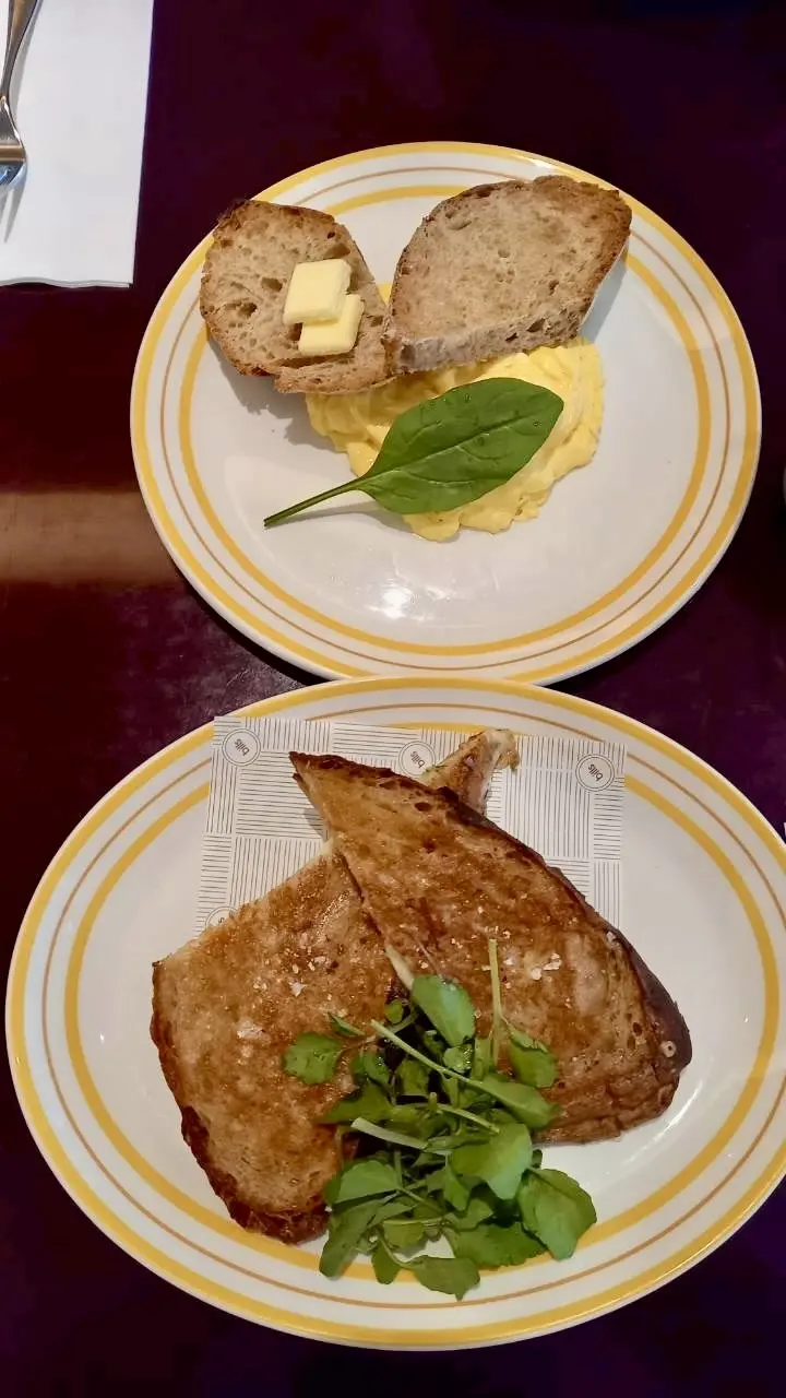 billsのホットサンドとトースト、スクランブルエッグ