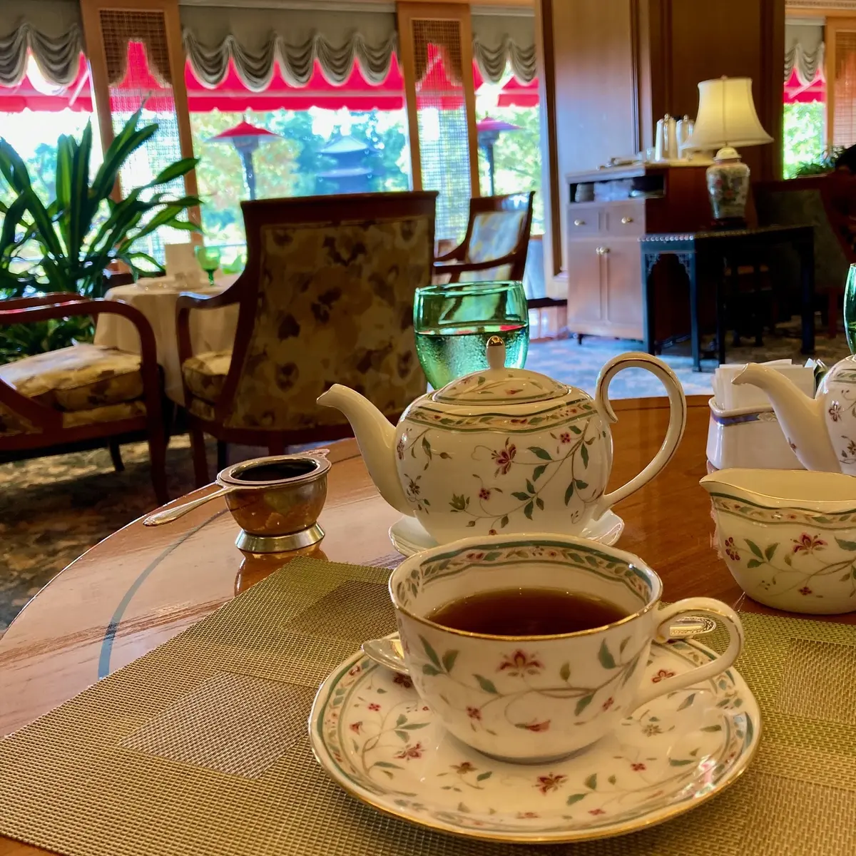 庭園の三重の塔を眺めながらのティータイム