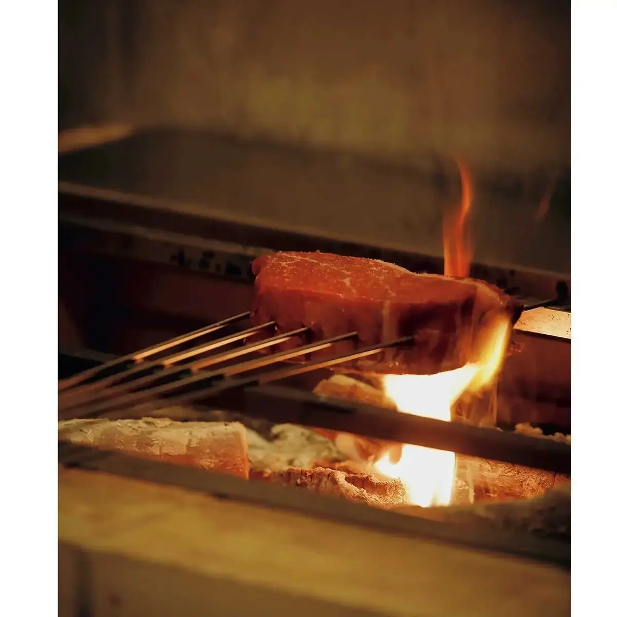 「経産黒毛和牛のヒレ炭火焼」。大原産の山野草のソースとともに。グラスワインは、マグナムのシャンパン3種、赤、白各5種類