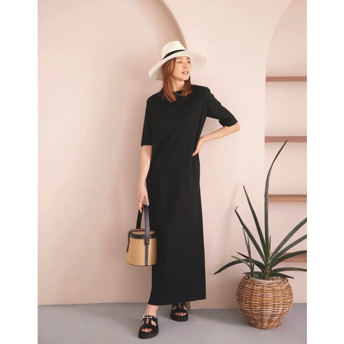 黒ハーフスリーブのカットソーワンピースに白パナマハットを合わせたモノトーンコーディネート　モデル・SHIHO
