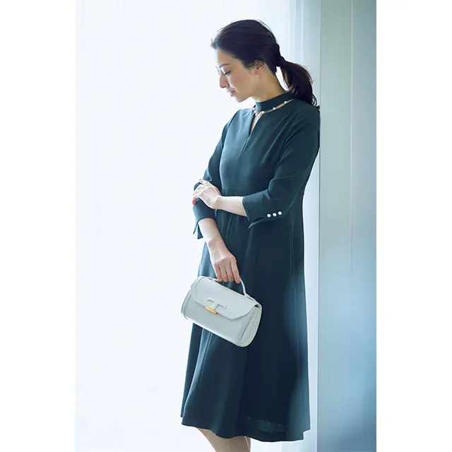 襟もとに 顔映えビジュー。 絵になるグレー