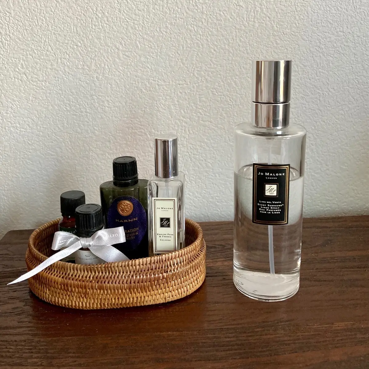 ベットサイドには様々なアロマオイル等を置いて