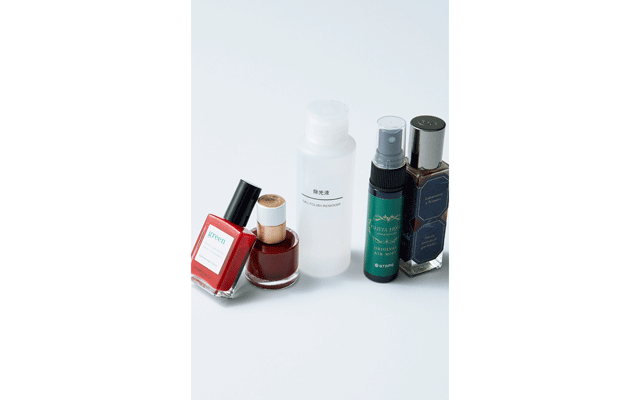 〈松井さん〉「家でも使っている富士屋ホテルオリジナルの香り（右から2番目）をいつも持参。スプレーすると、泊まる部屋が瞬時に自分の空間になりホッとします。旅先では心にゆとりが出るので、のんびり赤のネイルを塗ることも」。