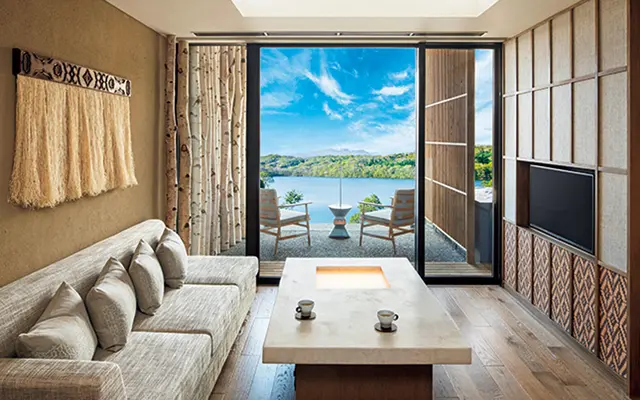 ご当地部屋「□の間」の特別室。客室はすべて湖に向いた造りで、アイヌ文様を取り入れたアートやクッションを配置