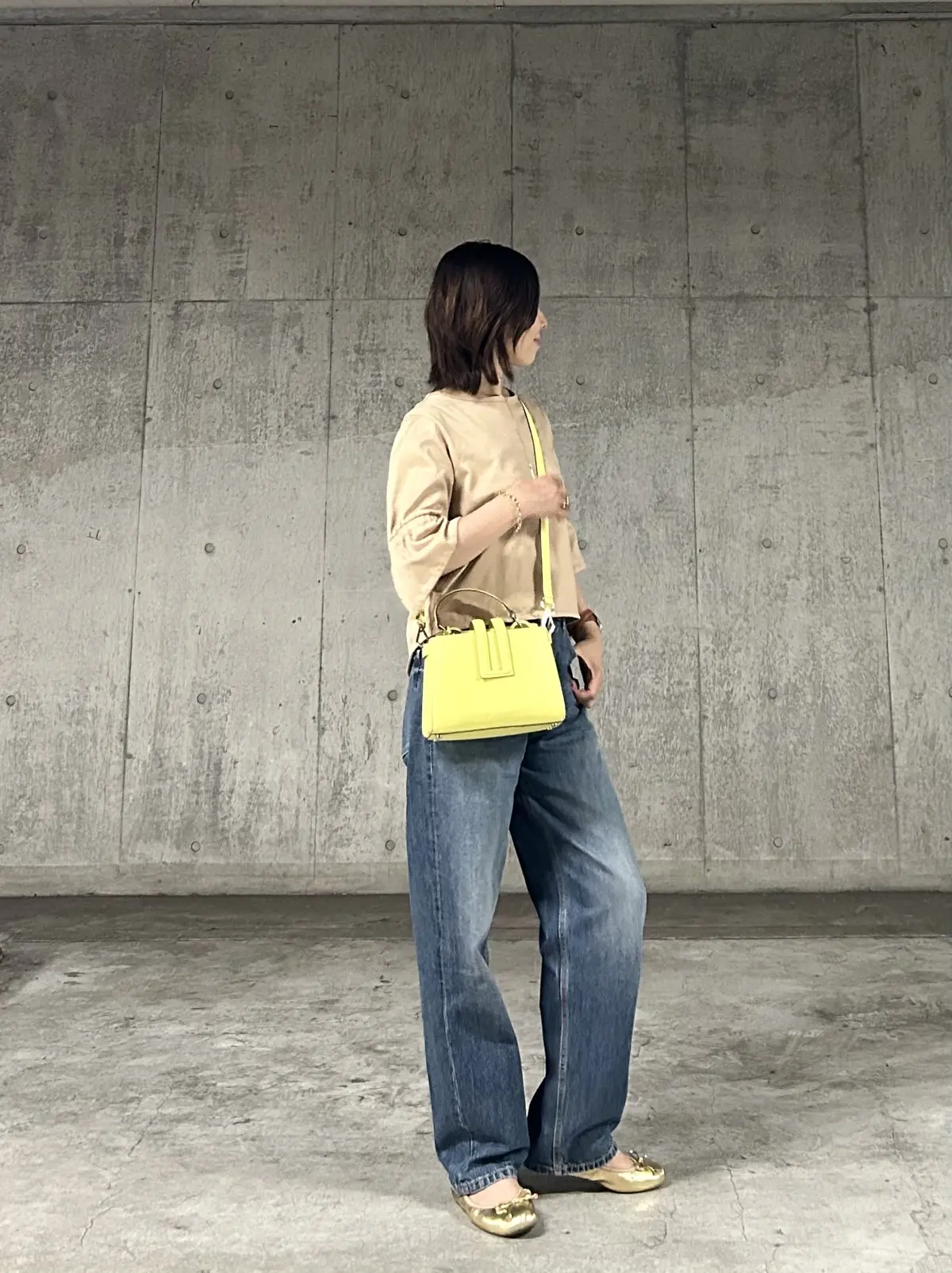 ワンウォッシュのワイドデニムにバックシャの画像_2