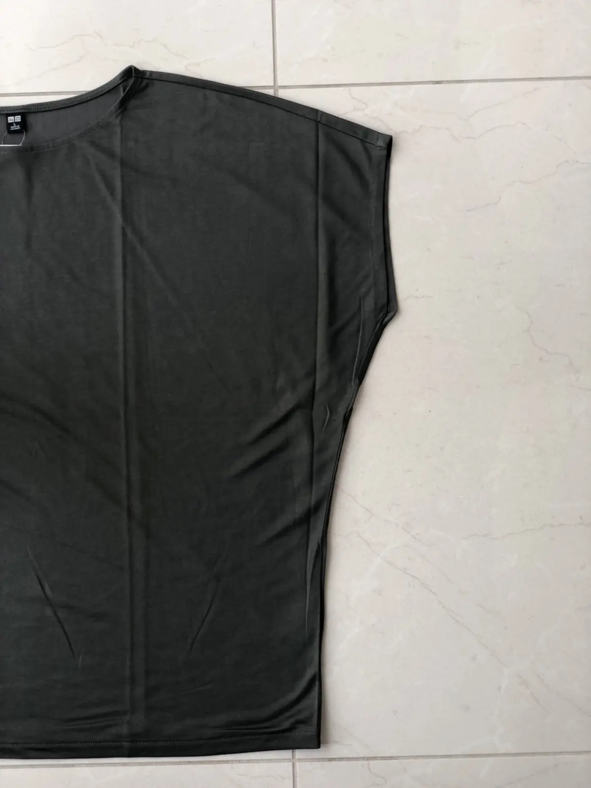 UNIQLOのドレープクルーネックの画像_1