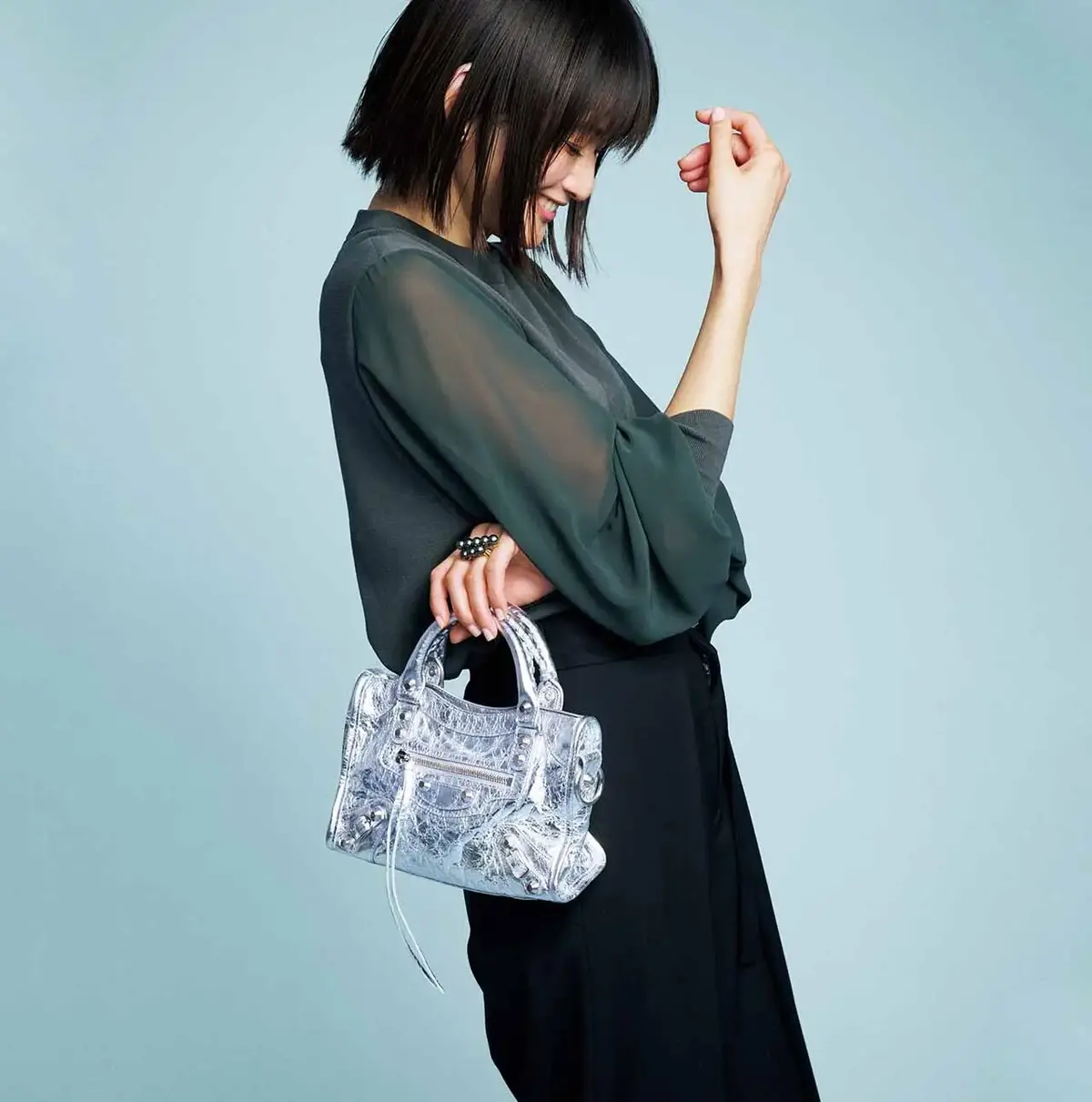 強い輝きを放つミニバッグでコンサバ服を“今”のニュアンスに