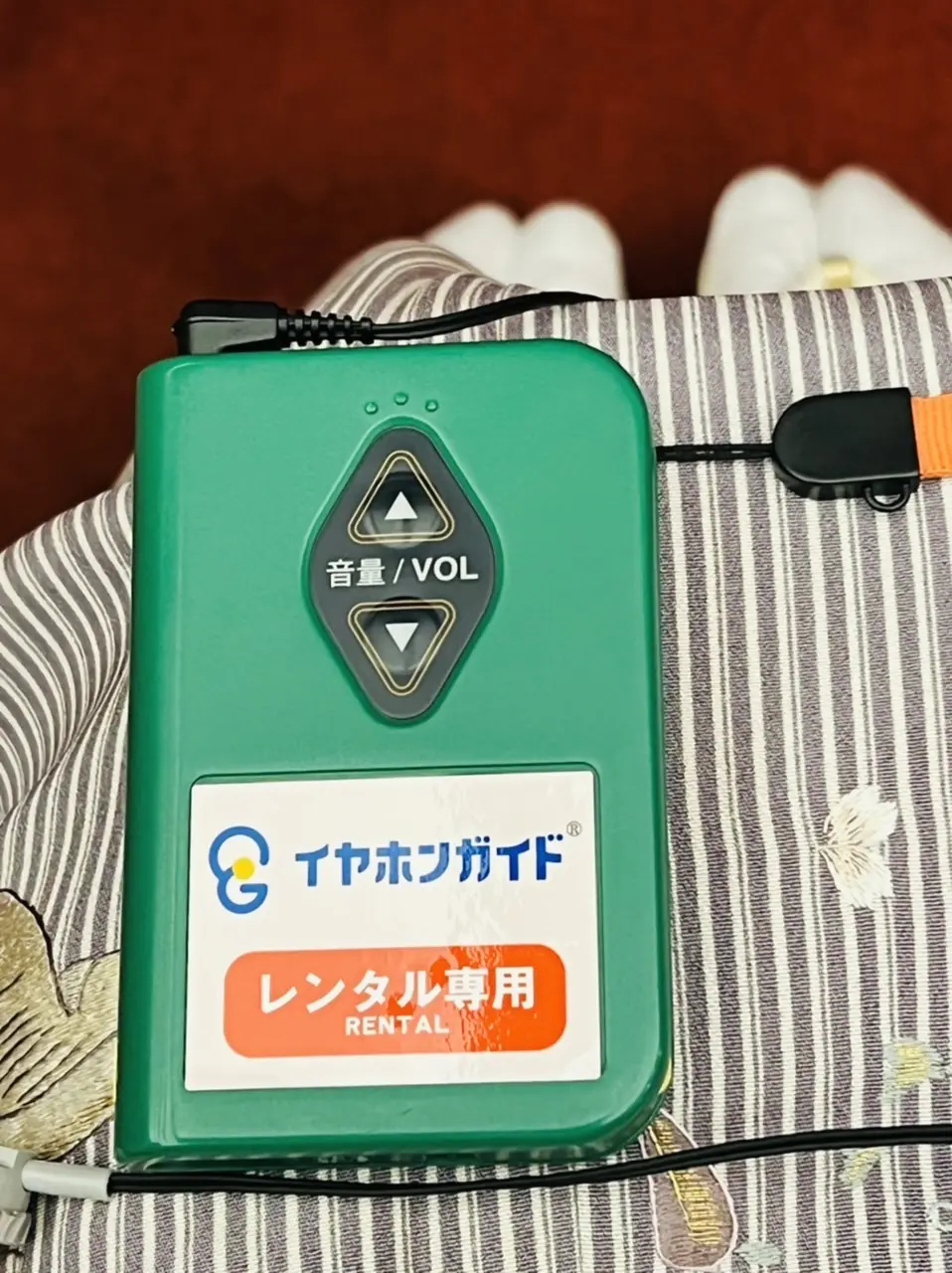 片耳にイヤホンを