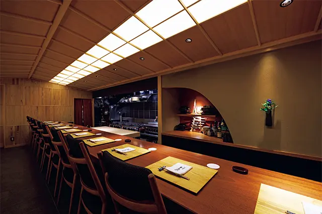 料理のほぼ全工程を見て楽しめるカウンター