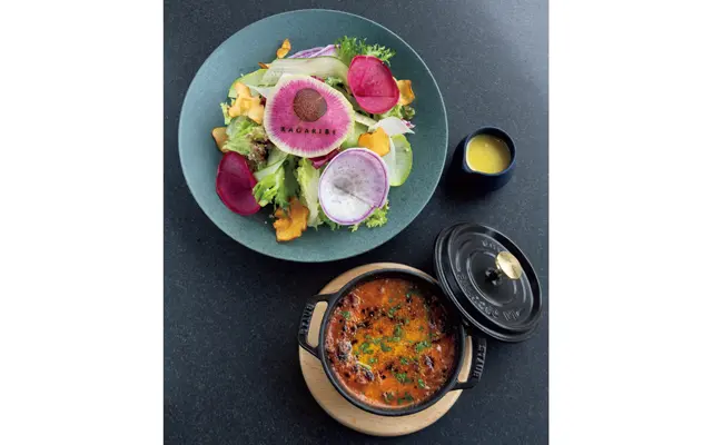 人気の2皿。地元産の季節の野菜をたっぷりと盛り込んだ「KAGARIBIインサラータ」￥2,300と味わい深いソースの「薪窯ラザニア」￥2,600