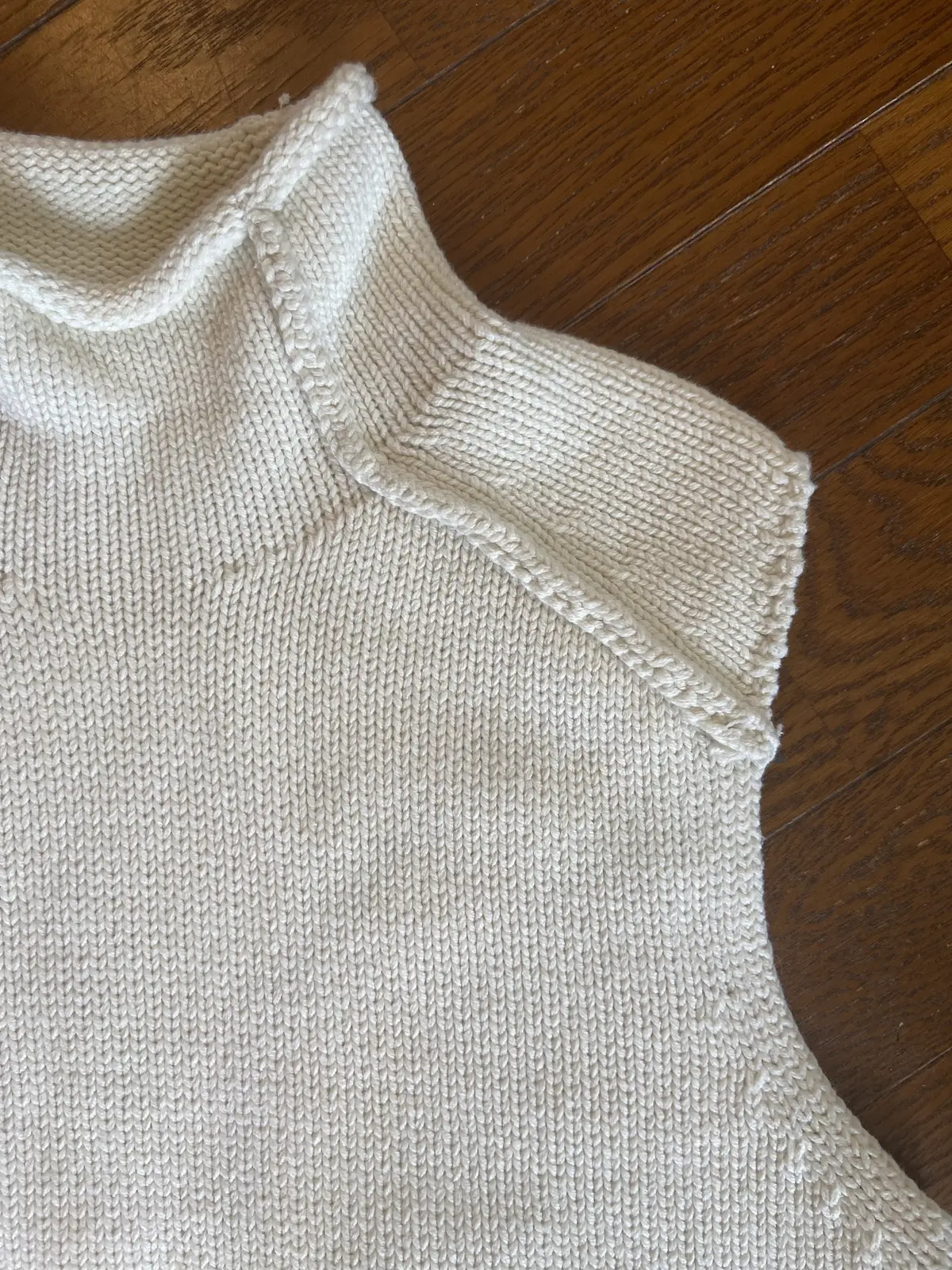 ZARAのノースリーブニットを着回しの画像_1