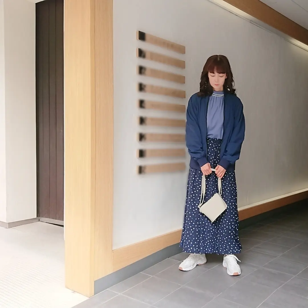 ネイビーアウター  ロングスカート  スニーカー