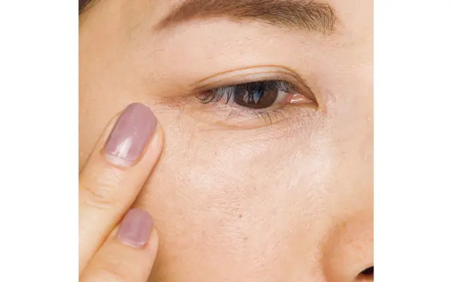 シミ全体を覆うように指を使ってなじませる