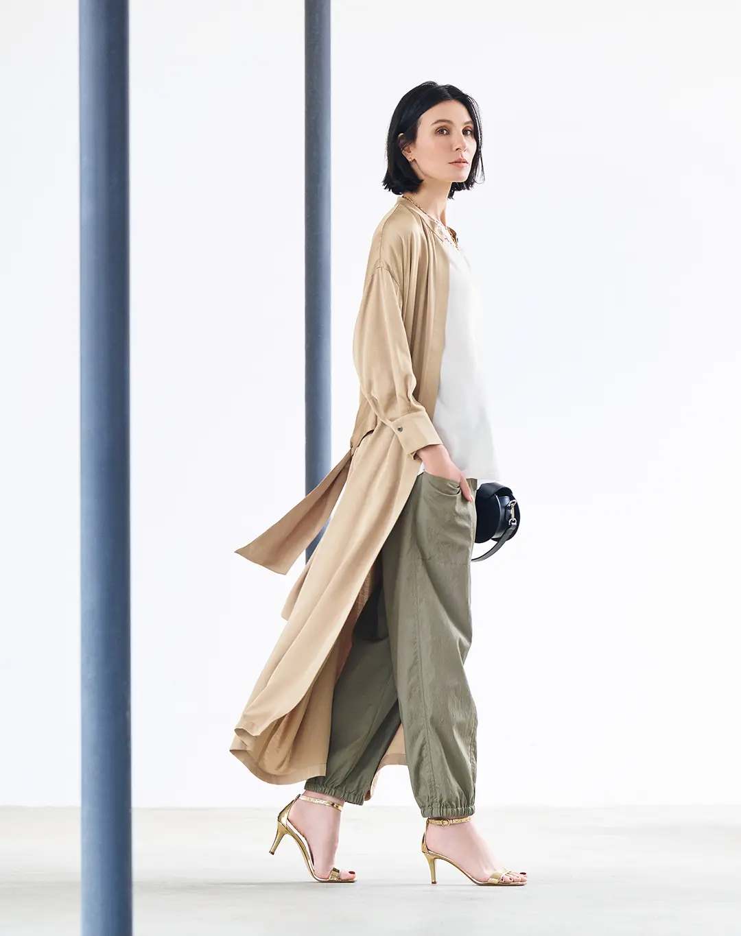 シンプルな装いにはおって。ひらりと揺れるさまが優雅な立ち姿を演出する