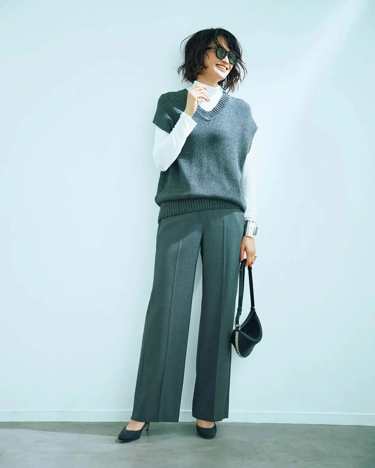 シンプルなのに、女性らしい華やかさ。50代にこそ似合う「上品なグレー」の着こなし方