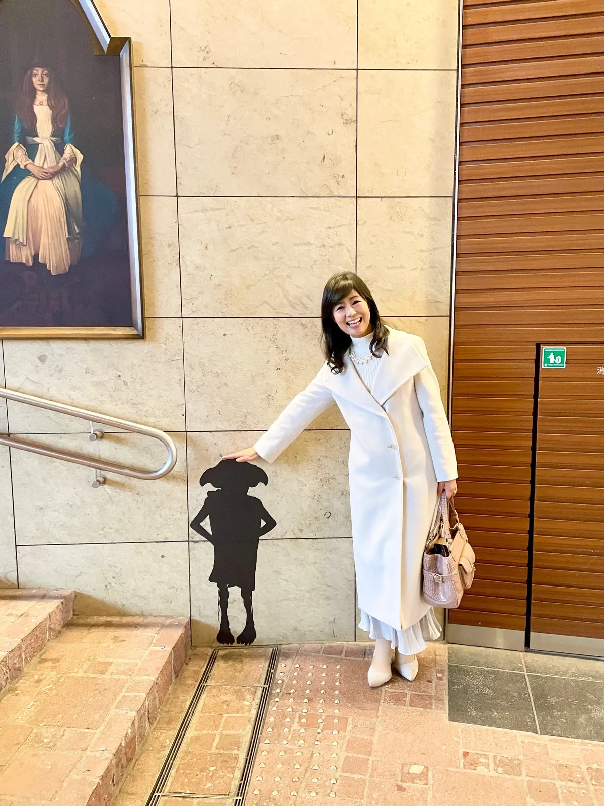 白、コート、ロングコート、白コート、白ロングコート、ミディアムヘア、ゆるふわカール、TBS、赤坂ACTシアター、ハリー・ポッターと呪いの子、ドビー、屋敷しもべ、妖精、シルエット、駅、