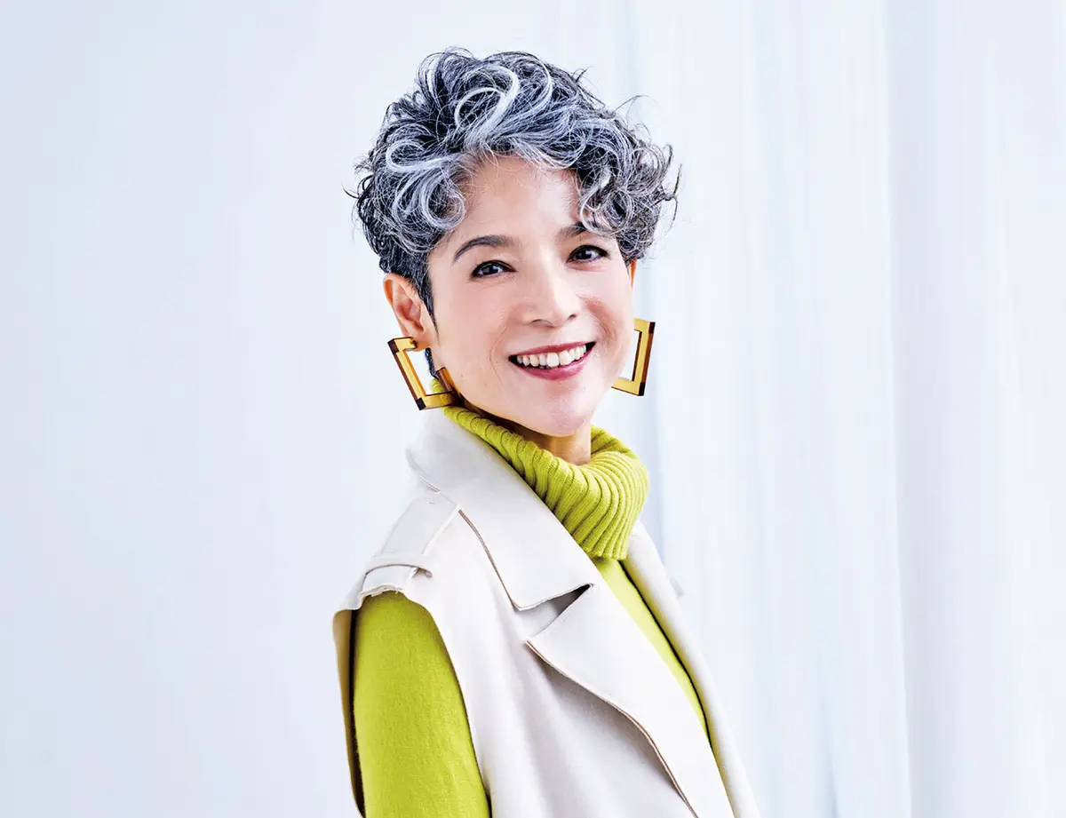 OurAge×Webエクラ　ショートヘア　ヘアスタイル　グレイヘア