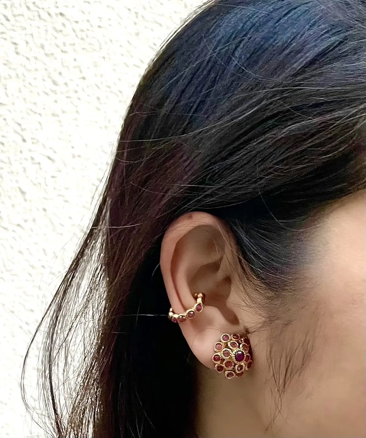 ルビーのイヤリング、ルビーのイヤーカフ　両方ともに直径１センチほどの大きさ