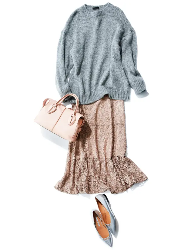 メランジグレーのゆるニットとくすみピンク＆レースのスカートのコーデ