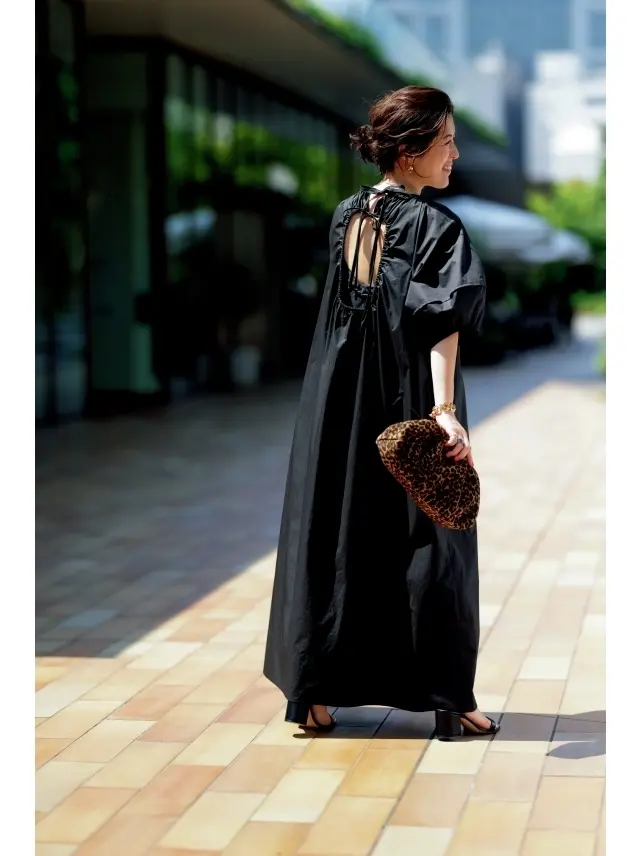 Uの字に深くあいたバックスタイルで、全方位すきなく美しい。