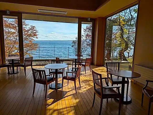 ラウンジの窓からも支笏湖が見えて、どんな温泉＆サウナかなとワクワク気分