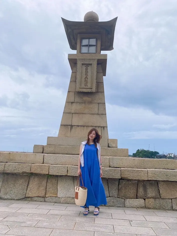 常夜燈の前女性