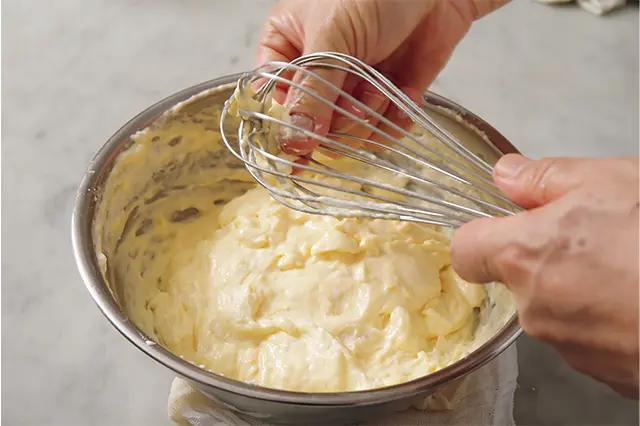 残りのメレンゲも加え、泡をつ ぶしすぎないよう、しかし均一 になるように混ぜる。