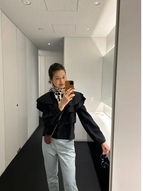 スカーフとブローチで華やかコーデの画像_2