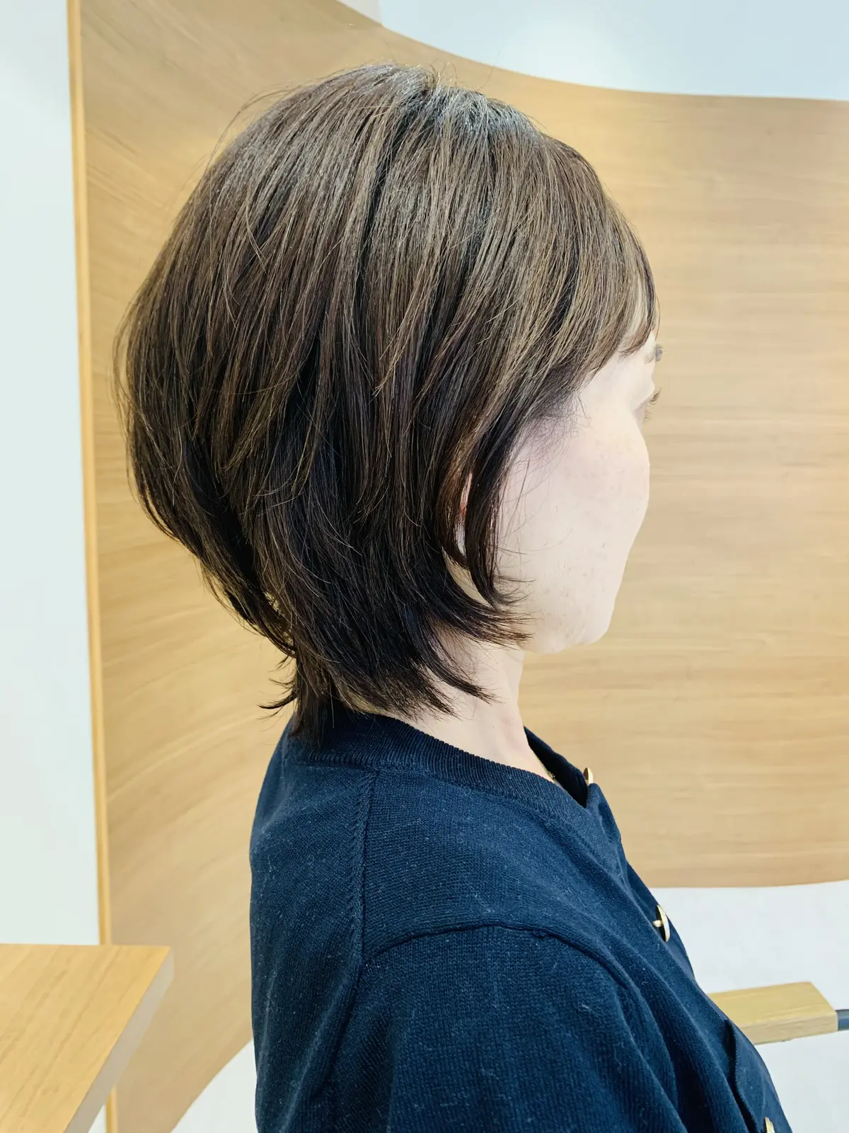 美容院でショートカットにした女性の横顔