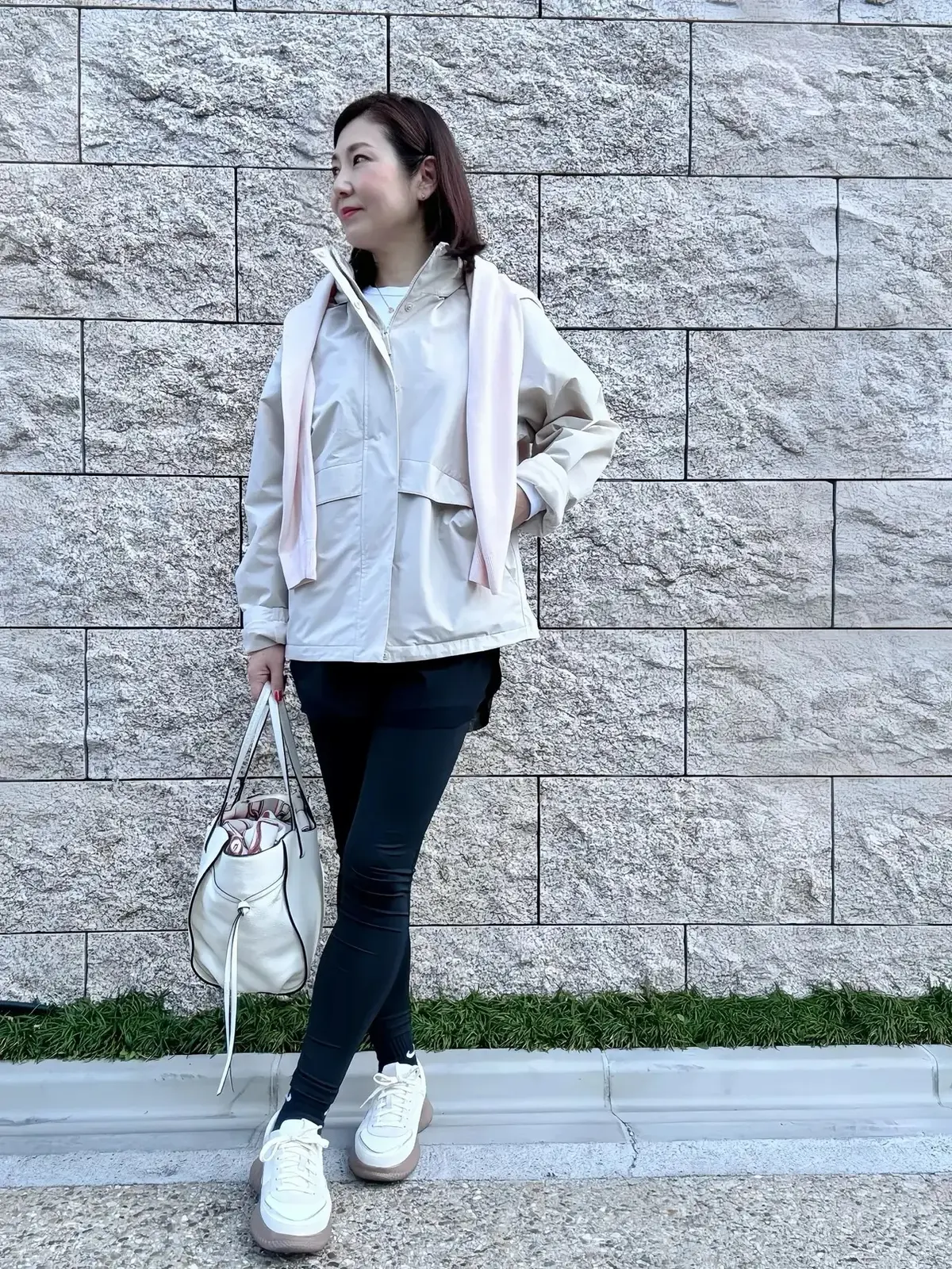 【50代 3月におすすめスニーカーコーデ15選】歩きやすく快適なスニーカーで新しい季節の足もとをおしゃれに！